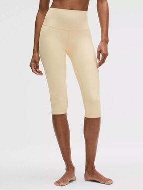 🍋 Butter Cream Lululemon 17” Align Crop Defect**